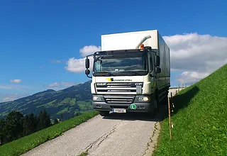 LKW auf Bergstraße